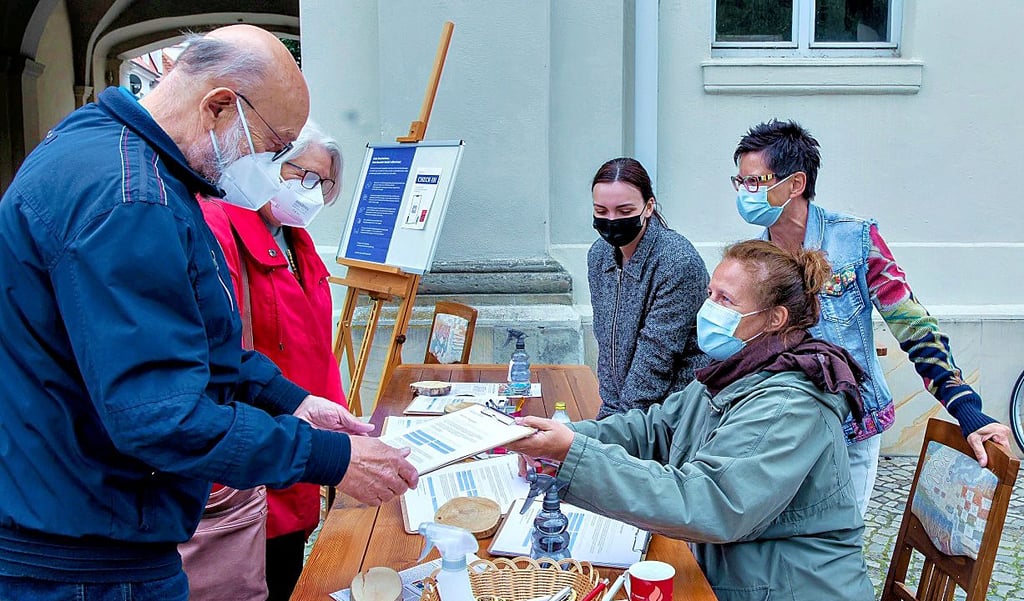 Am Eingang mussten die Teilnehmer ihre Kontaktdaten hinterlegen.