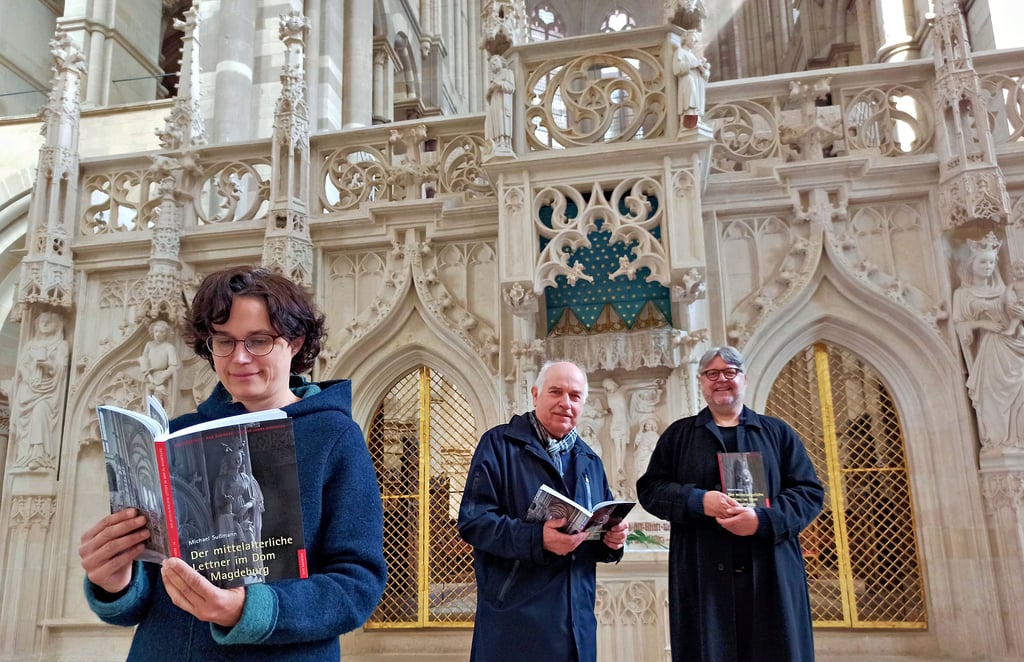 Restauratorin Claudia Böttcher, Autor Michael Sußmann und Fotograf und Verleger Janos Stekovics waren zur Präsentation des Buches ?Der mittelalterliche Lettner im Dom zu Magdeburg? anwesend.