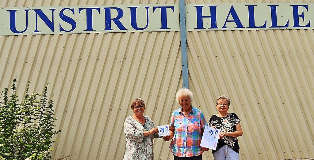 Die „Unstrut-Halle“ in Nebra gilt ab sofort als „Schwalbenfreundliches Haus“. Helene Helm vom Nabu überreicht Plakette und Urkunde an Nebras Bürgermeisterin Antje Scheschinski und Gemeinderätin Sonja Will (v.l.).