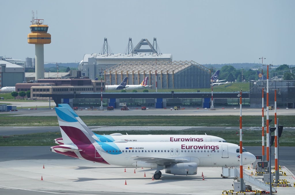 Passagierflugzeuge von Eurowings stehen auf dem Vorfeld des Hamburger Flughafens.