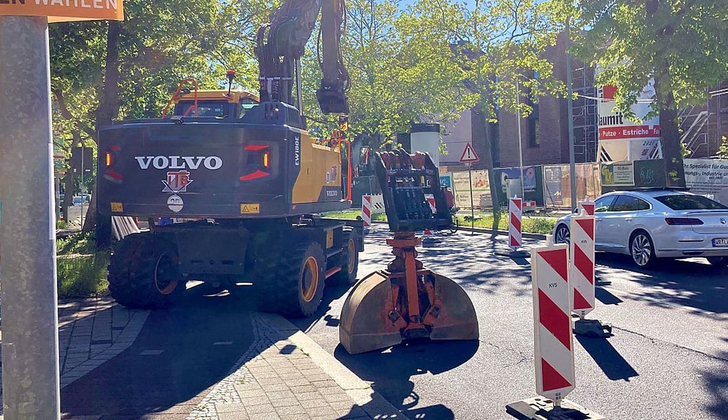 Nahe der Bahnunterführung ist die Erich-Weinert-Straße in Magdeburg wegen Bauarbeiten halbseitig in Fahrtrichtung Leipziger Straße gesperrt.