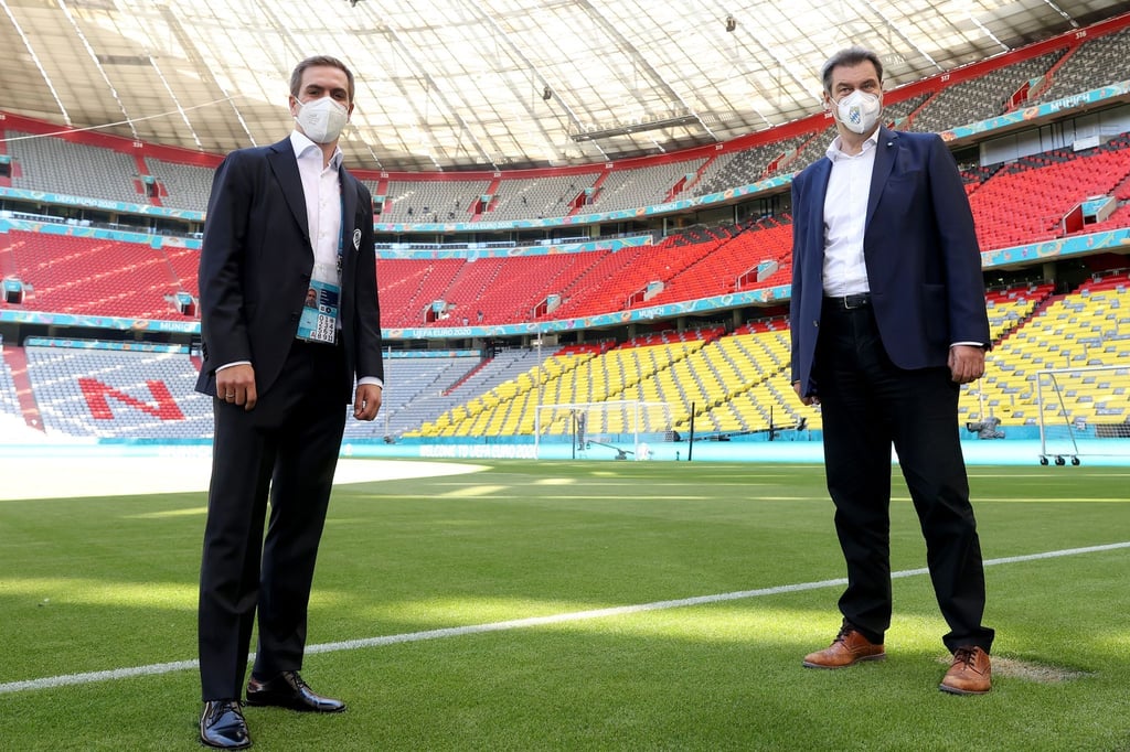 Bayerns Ministerpräsident Markus Söder (r) und Philipp Lahm bei einem Termin in der Münchner Arena.