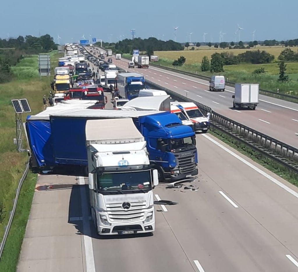 Insgesamt sechs Fahrzeuge waren am Unfall beteiligt.