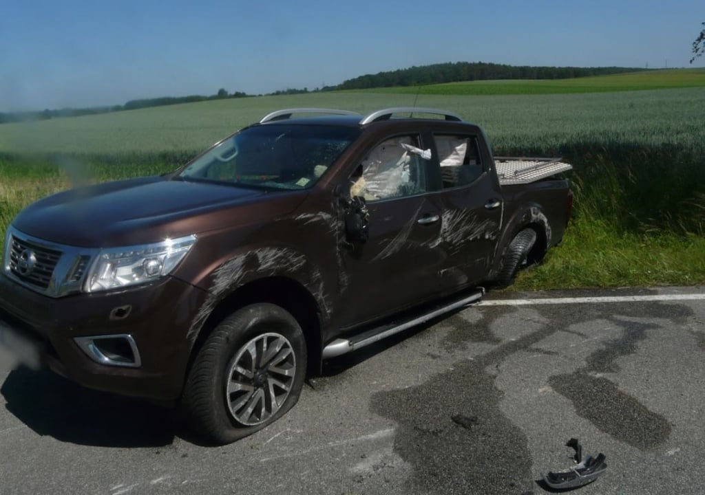 Ein Totalschaden: Der Unfallwagen am Rand der B71 bei Estedt.