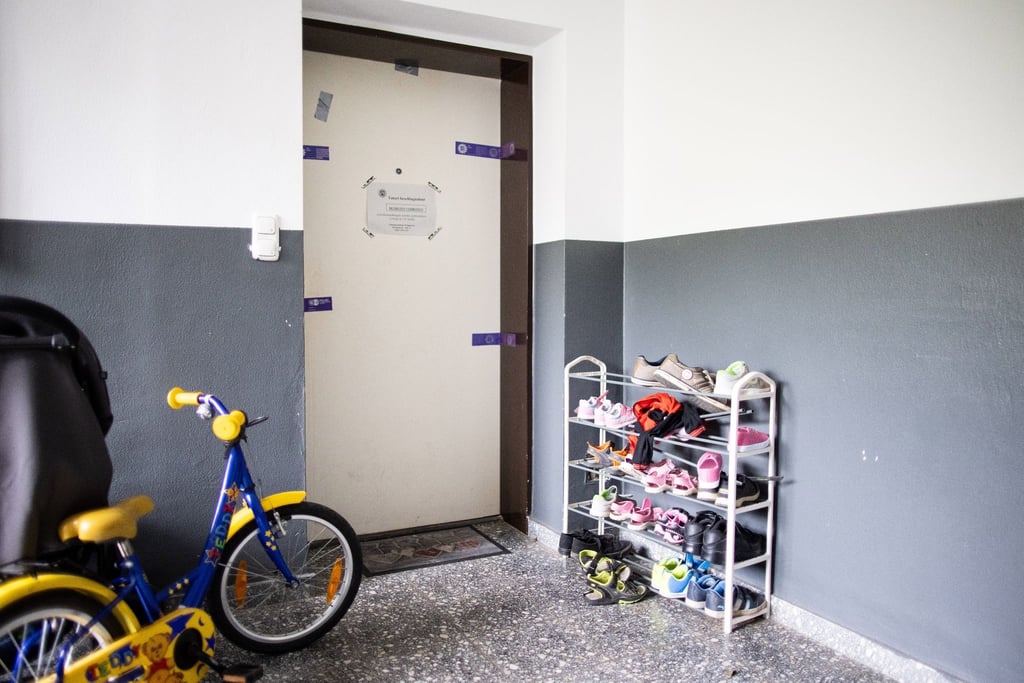 Siegel der Polizei hängen an einer Wohnungstür in einem Wohnhaus. Eine damals 27 Jahre alte Mutter soll hier fünf Kinder umgebracht haben.