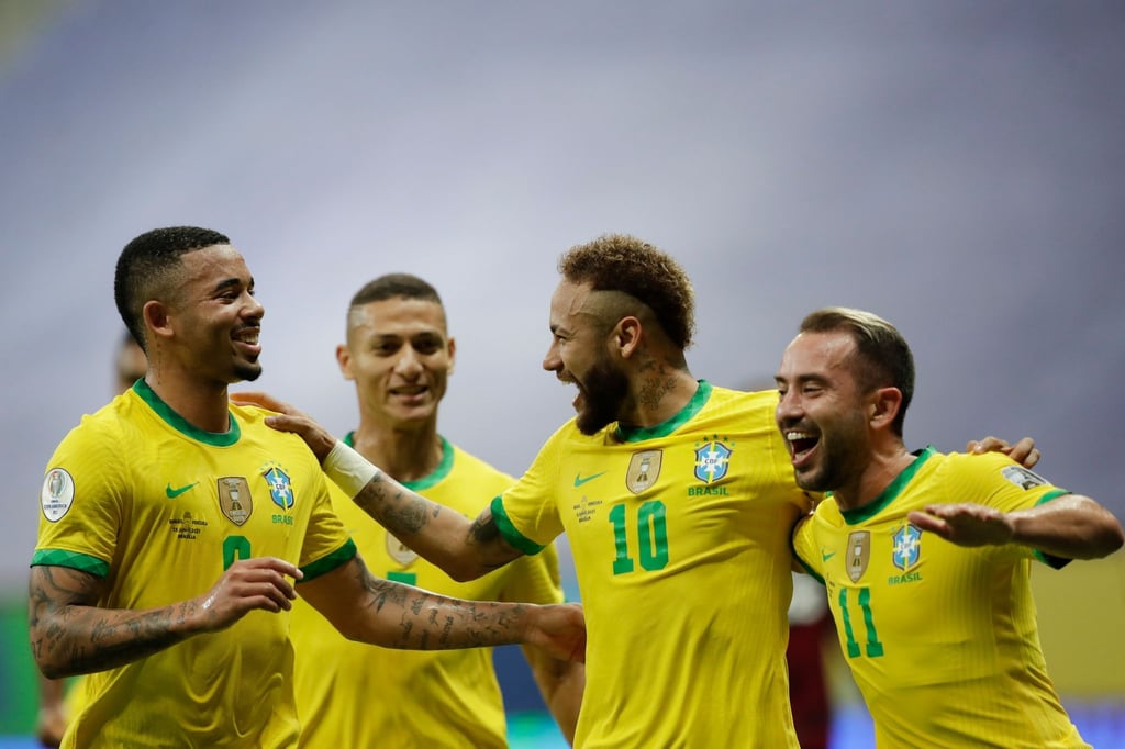 Brasiliens Neymar (Mitte rechts) feiert mit seinen Mannschaftskameraden den zweiten Treffer gegen Venezuela durch einen Elfmeter.