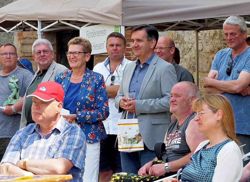 Auch Bürgermeisterin Ingeborg Wagenführ (4.v.l.) und Landrat Thomas Balcerowski (6.v.l.) gehörten zu den (coronagetesteten) Besuchern.