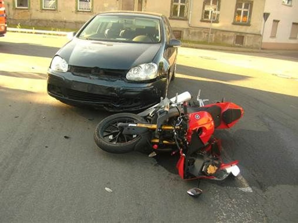 In Badeleben sind ein 45-jähriger PKW-Fahrer und ein Kradfahrer zusammengestoßen. Der 17-jährige Kradfahrer wurde dabei leicht verletzt.