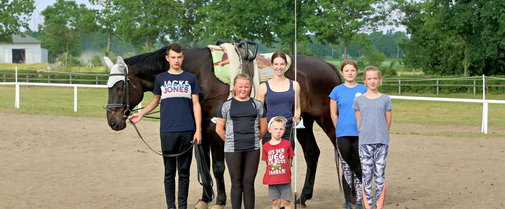 Die E/D-Gruppe mit Finn Kegel, Julie Baum, Trainerin Maureen Hannemann, Liv Reichard und Anne Lissosza (von links) mit Darwin hat in Johannes Ganzer (vorn Mitte) ihren größten Fan.