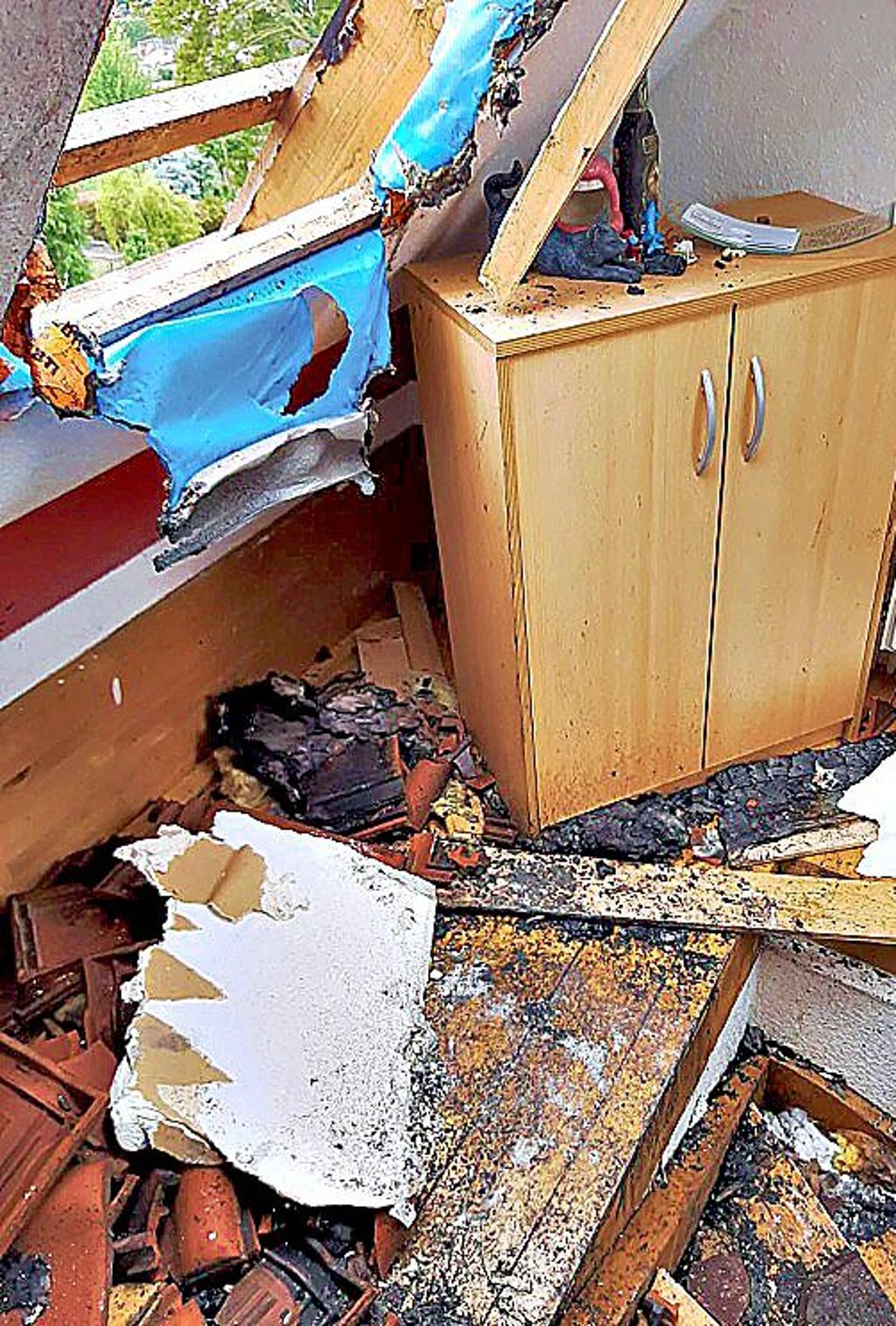 Im Dach sind Löcher, das Feuer war in der Zwischendecke.