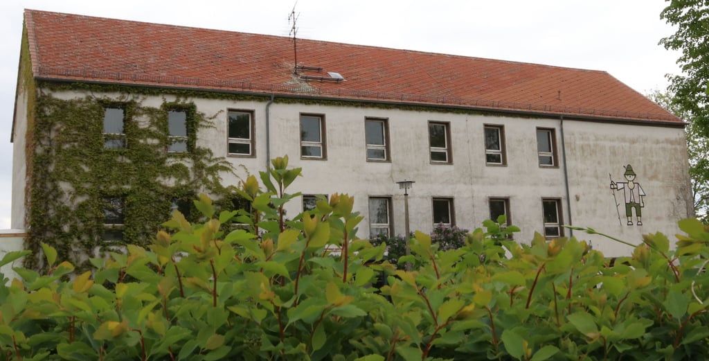 Die ehemalige Sekundarschule in Lindau steht seit Jahren leer. Gern würde der Ortsbürgermeister das Gebäude für die Grundschule und den Hort mit nutzen.