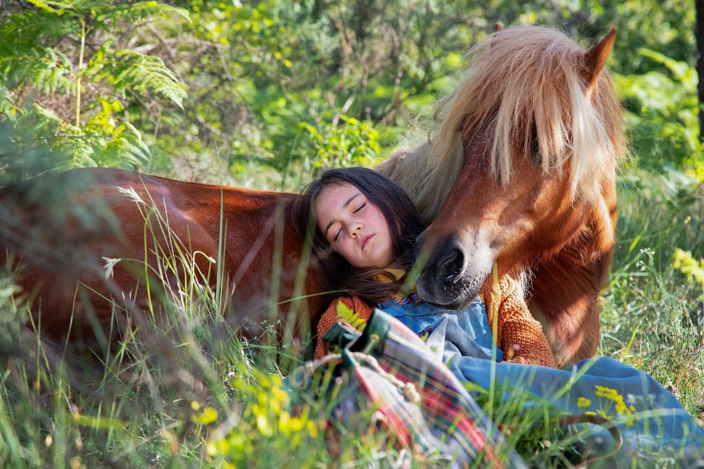 Cécile (Elisa de Lambert) und Poly, das Pony, sind ganz eng.