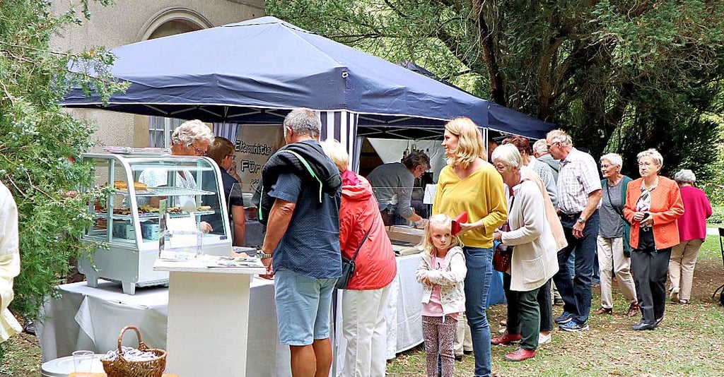 Seit 2019 dürfen Kaffee und Kuchen am Schloss nur noch im Freien angeboten werden. Die zuvor genutzten Räume im Schloss sollen nun über ein Projekt des Heimatvereins wieder hergerichtet werden.