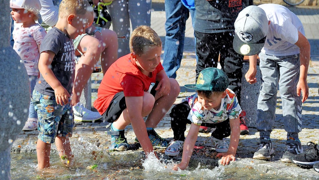 Die Kinder des Dorfes freuten sich sehr über den neuen Brunnen, denn er bot ihnen die Möglichkeit ausgiebig im Wasser zu planschen.