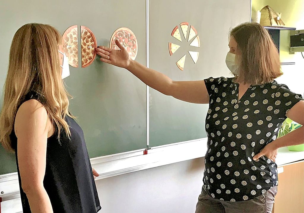Olivia Klingner, rechts, mit der stellvertretenden Schulleiterin Grit Röhl.