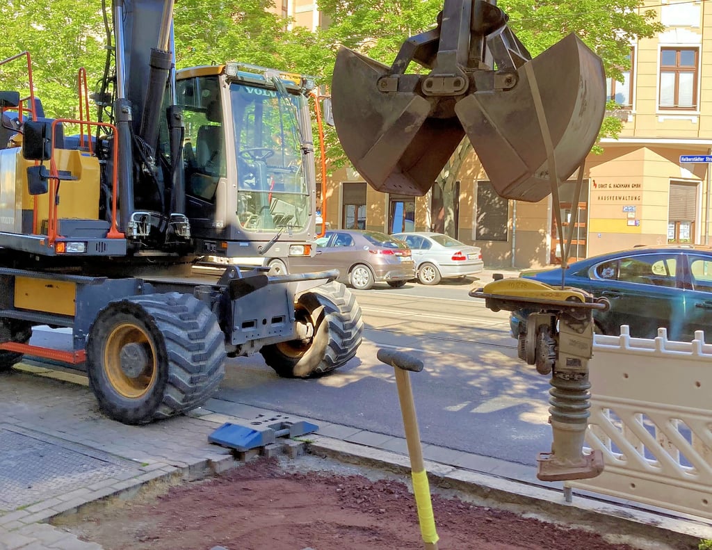 Im Fuß- und Radwegbereich in der Halberstädter Straße 47 werden in Magdeburg ebenfalls Arbeiten ausgeführt - eine Fahrspur ist gesperrt.