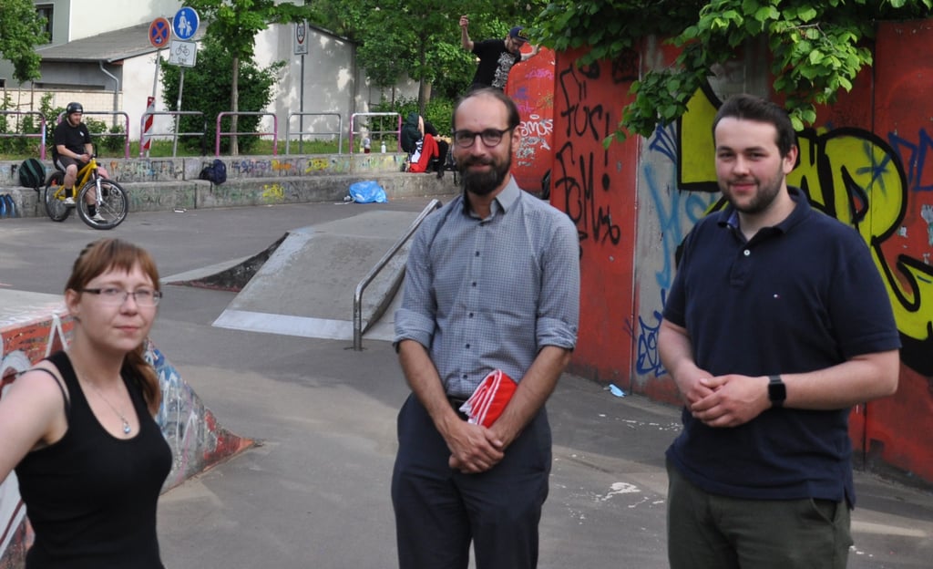 Die Genthiner SPD-Stadträte Udo Krause und Christoph Neubauer (re.) im Gespräch mit Streetworkerin Doreen Giese