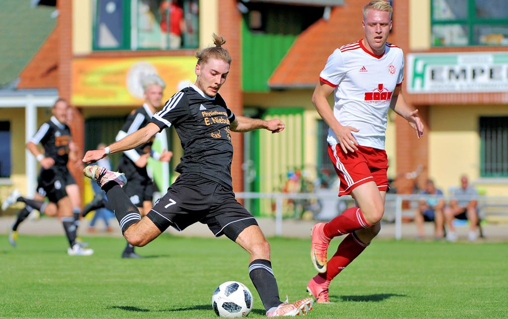 Clemens-Paul Berlin (links) und die Männer des SSV 80 Gardelegen werden sich in der kommenden Saison mit einer zweigleisigen Verbandsliga begnügen müssen.