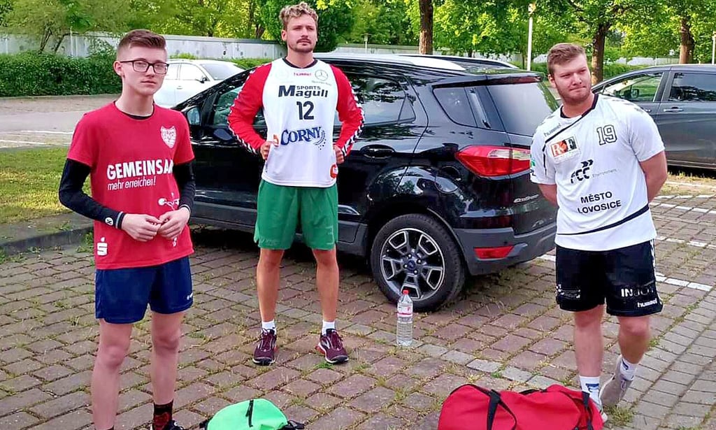John Tuchen (l.) spielt vorerst noch A-Jugend in Aschersleben, trainiert aber bereits bei den Staßfurter Männern mit.