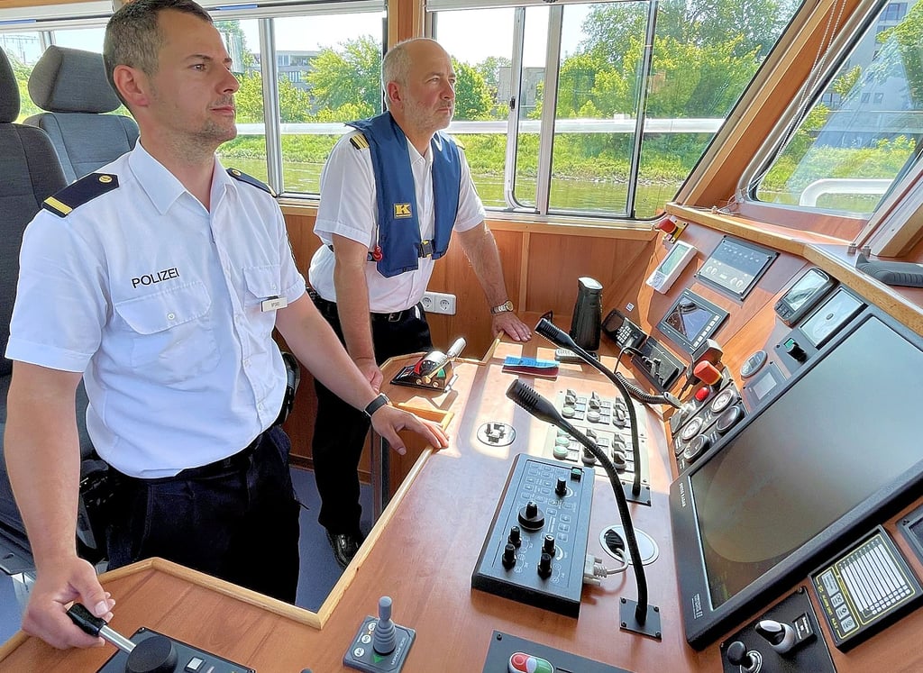 Bootsführer Torsten Spors und sein Kollege Polizeirat Lutz Wendt auf Streife im modernen Cockpit. Gesteuert wird das Schiff nur noch mit einem Joystick.