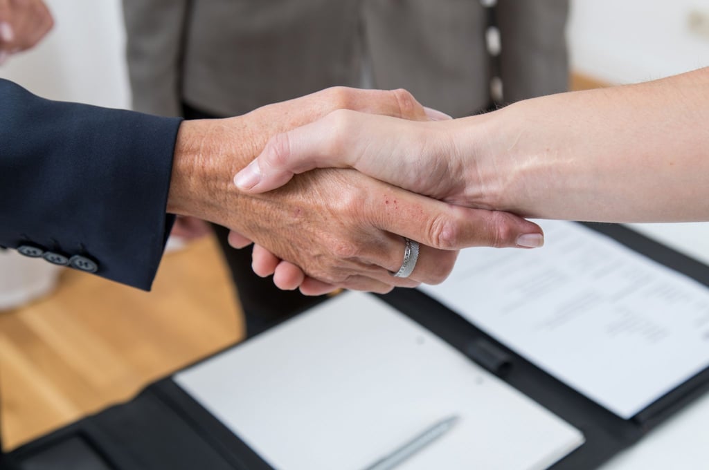 Bei entsprechenden Gehaltssprüngen würde ein Großteil bei einem neuen Arbeitgeber einschlagen, selbst wenn man im aktuellen Job zufrieden ist.