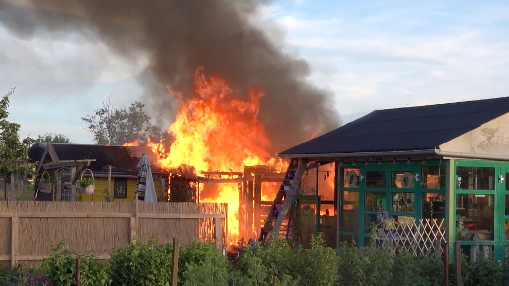Eine Laube in einer Gartenanlage in Flechtingen (Landkreis Börde) fing am Montagabend Feuer.
