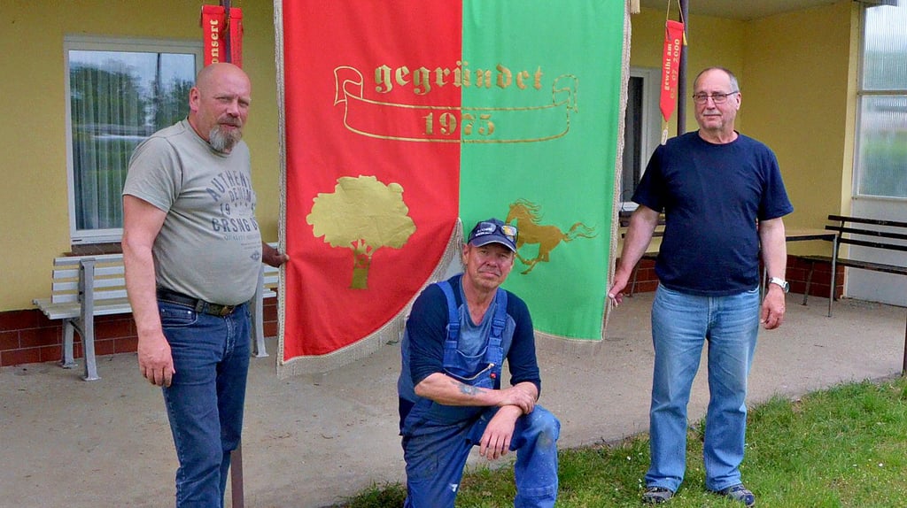 Olaf Schnelle, Uwe Massow und Achim Neumann vom Vorstand des Gartenvereins ?Pferdemärsche? in Stendal hielten die Fahne des Vereins auch in Corona-Zeiten hoch. Mittlerweile normalisiert sich das Vereinsleben wieder.
