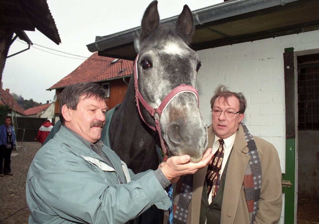 Jaecki Schwarz (r) und sein Kollege Wolfgang Winkler 1995 bei den Dreharbeiten zum "Polizeiruf 110 - Der Pferdemörder“.