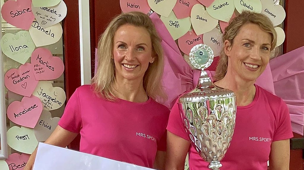 Doreen Kraska (rechts) und Yvonne Probst von Mrs. Sporty nehmen den Pokal entgegen. Im Rahmen der Aktion ?Sachsen-Anhalt bewegt sich" haben sie über 80 Teilnehmer motiviert, zu laufen, zu wandern und Fahrrad zu fahren.