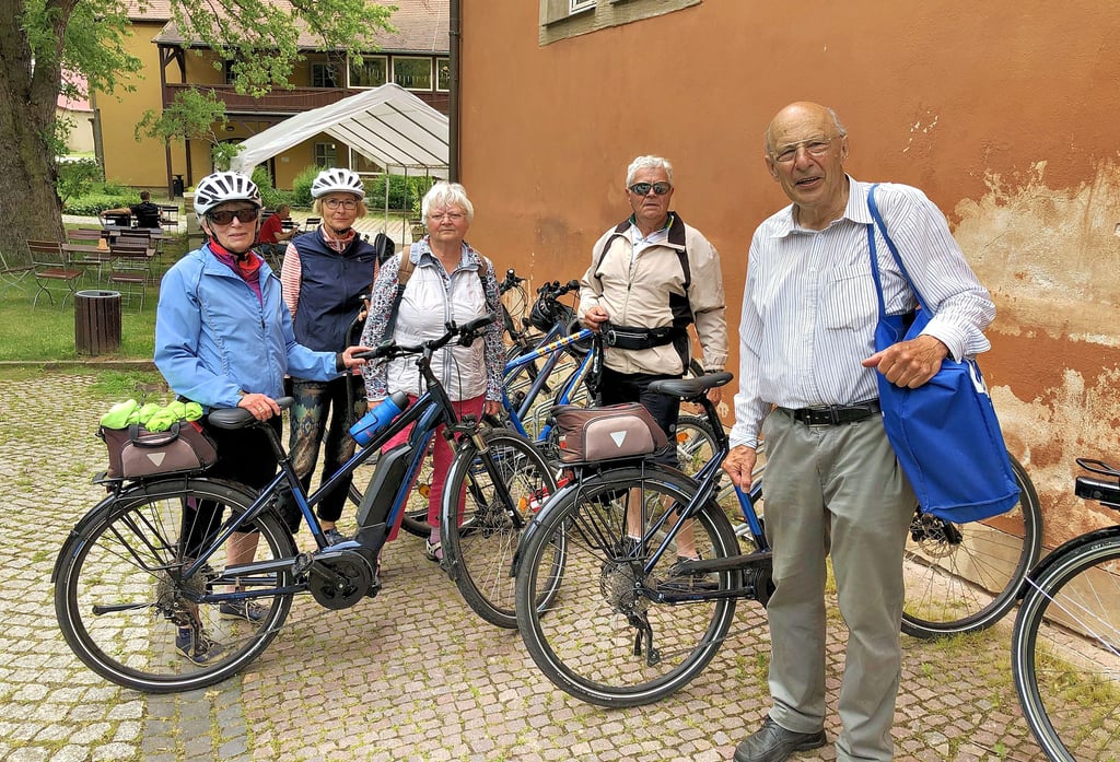 Radfahrer aus Thüringen entdecken den Zuckerbahnradweg und haben am Sonnabend unter anderem in Droyßig Station gemacht. Karl-Heinz Kraas (r.) aus Weimar hatte bei der Tour frisch gedruckte Werbeplakate im Gepäck, mit denen der Radweg in Thüringen beworben werden soll.