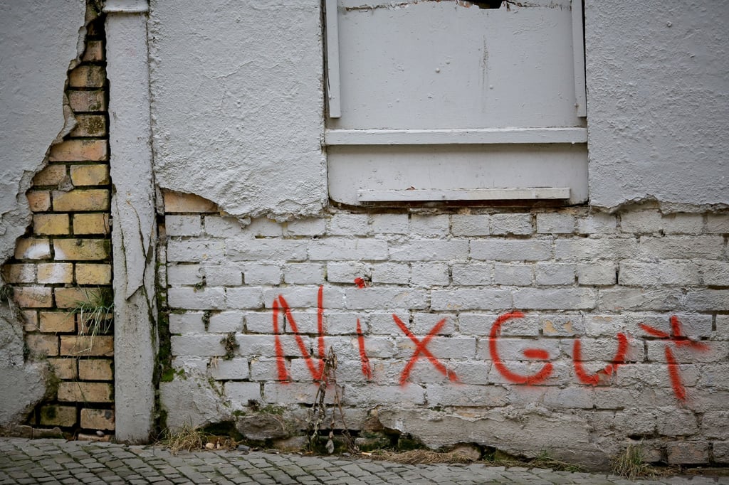 «Nix gut» steht auf einer alten Hauswand mit abgebröckeltem Putz in Halle (Saale).