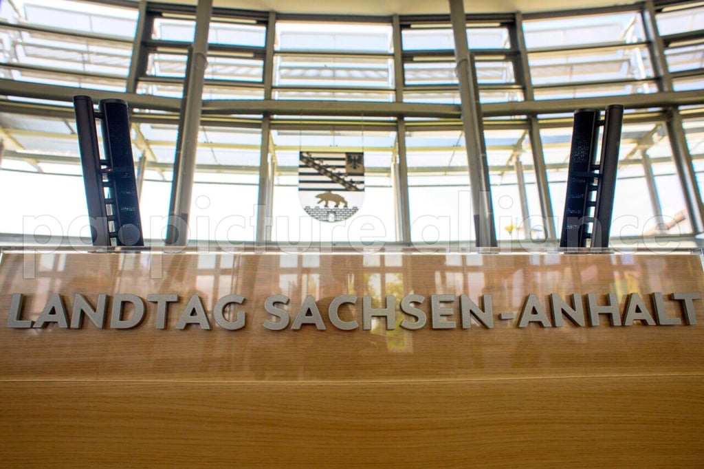 Das Rednerpult im Plenarsaal des Landtags von Sachsen-Anhalt.