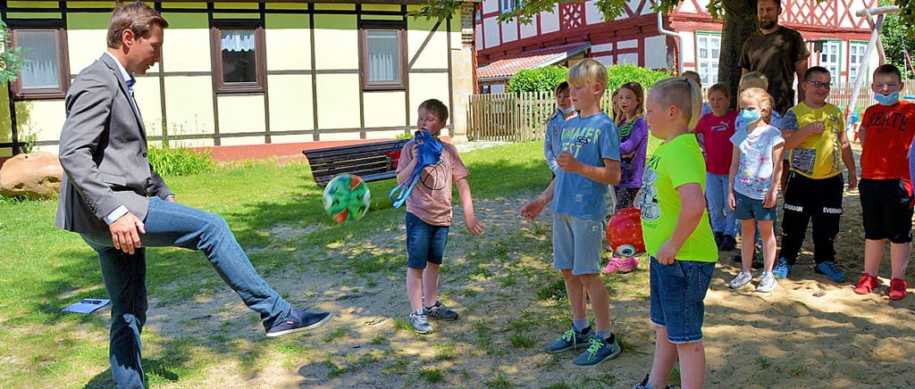 Halberstadts Oberbürgermeister Daniel Szarata (CDU) hatte zum KickOff der Hortkinder in Langensteins Kita drei neue Bälle mitgebracht.