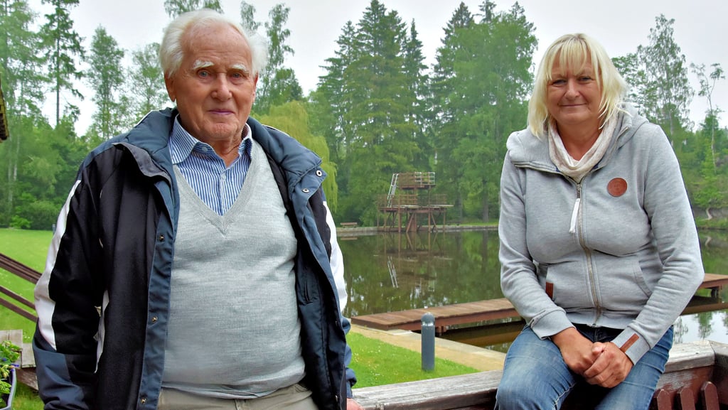 Tauschen Erinnerungen über das Waldseebad in Hasselfelde aus: Kuno Volkmann, langjähriger Bademeister, und seine Nachfolgerin Petra Tiebe.