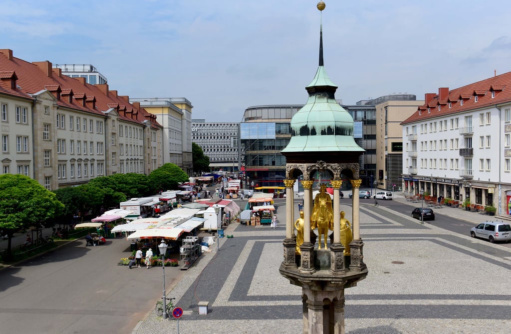 Trauriger Anblick unterm Goldenen Reiter in Magdeburg: Links drängen sich einige Marktbuden, zentral herrscht gähnende Leere zur Marktzeit auf dem Marktplatz. Nach jahrelanger Kritik an Qualität und Optik des Marktes in der Innenstadt, droht die SPD-Ratsfraktion dem Marktbetreiber Weiße Flotte mit einem Antrag auf Kündigung.