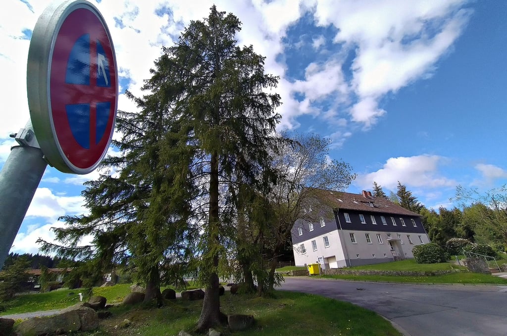 Keine Chance auf einen Parkplatz: Am Barenberg in Schierke gilt Halteverbot, eigene Stellplätze haben die Bewohner des Hauses rechts im Bild nicht.