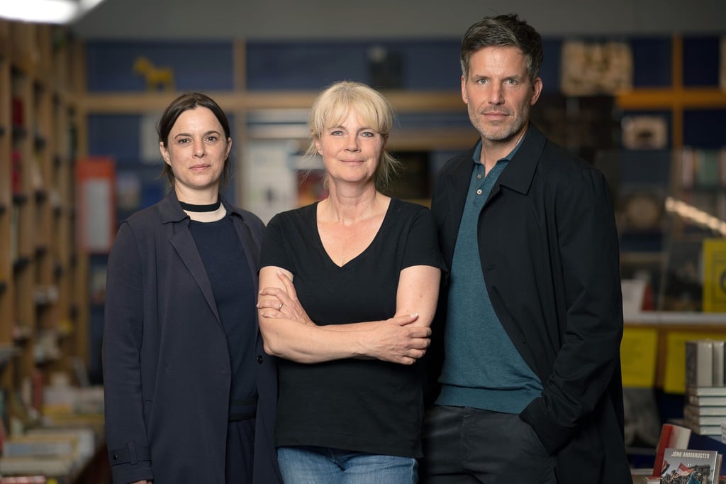 Schauspielerin Annika Kuhl (l-r), Autorin Nele Neuhaus und Schauspieler Tim Bergmann am Set des ZDF-Taunuskrimis.