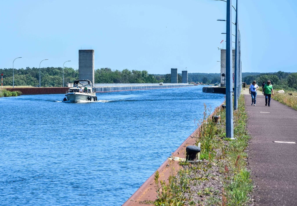 Das schöne Wetter nutzen am 14.06.2021 nicht nur Fußgänger und Radfahrer am Mittellandkanal, sondern auch Ausflügler auf Booten.