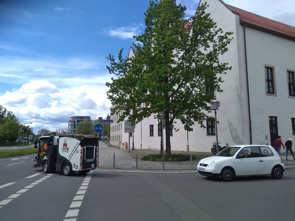 In der Jakobstraße in Magdeburg beginnt der Radweg an der Einmündung der Straße Bei der Hauptwache und endet 150 Meter weiter an der Ernst-Reuter-Allee schon wieder.