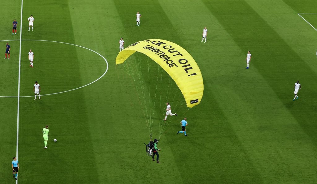 Vor dem EM-Spiel Frankreich gegen Deutschland landet ein Greenpeace-Aktivist auf dem Spielfeld in München.
