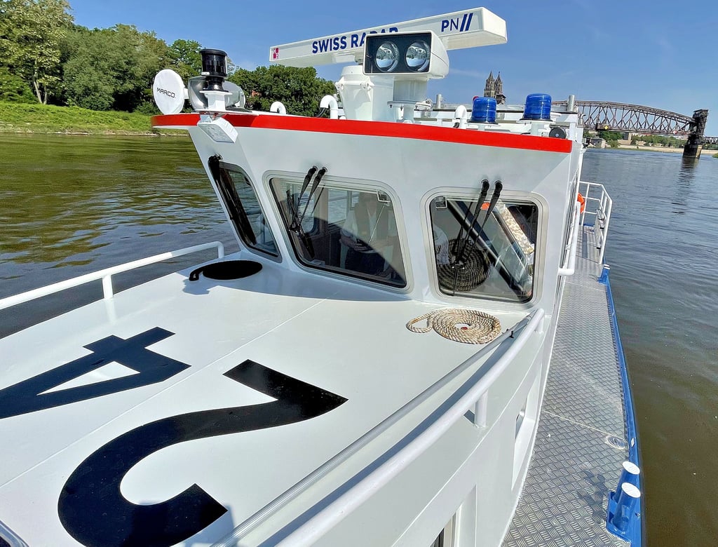 Mit 700 PS und modernster Technik geht das Dienstboot WSP24 „Otter“ seit Anfang des Monats in Magdeburg auf Streifenfahrt. Es gehört zu drei Neuanschaffungen des Landes. Bis zu 40 Kilometer pro Stunde kann das Aluminiumschiff auf der Elbe erreichen. Im Hintergrund ist der Magdeburger Dom zu sehen.