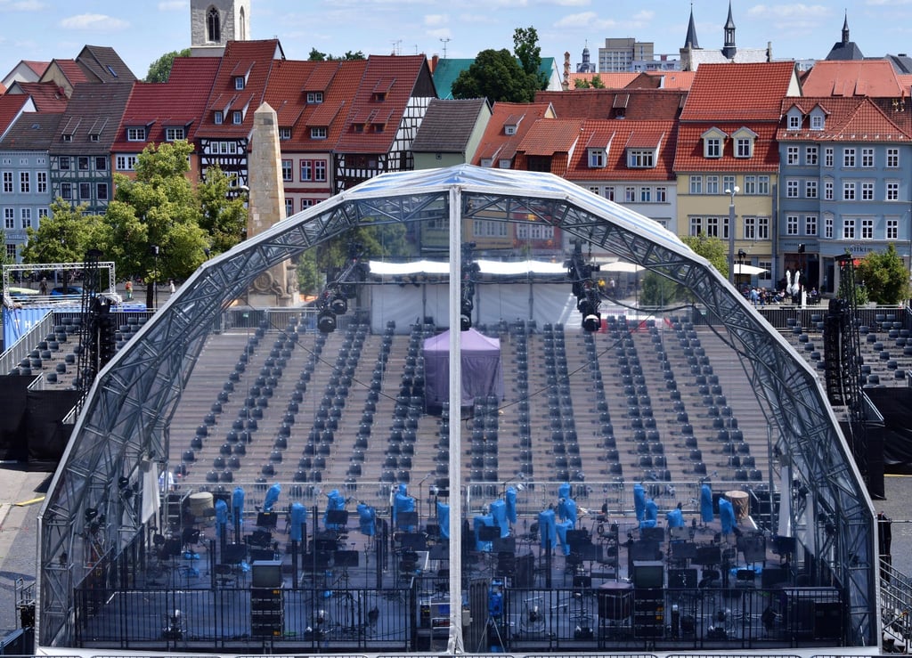 Eine Bühne ist 2020 auf dem Domplatz aufgebaut.