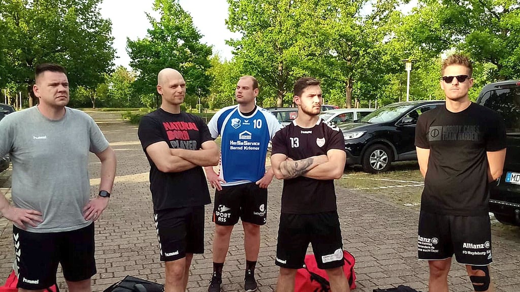 Die Spieler, wie hier Calvin Kleineidam, Falko Nowak, Florian Lück, Tim Steffen und Robert Reiske (v.l.), hörten aufmerksam zu. Die volle Konzentration liegt auf dem gemeinsamen Ziel, dem Oberliga-Aufstieg.