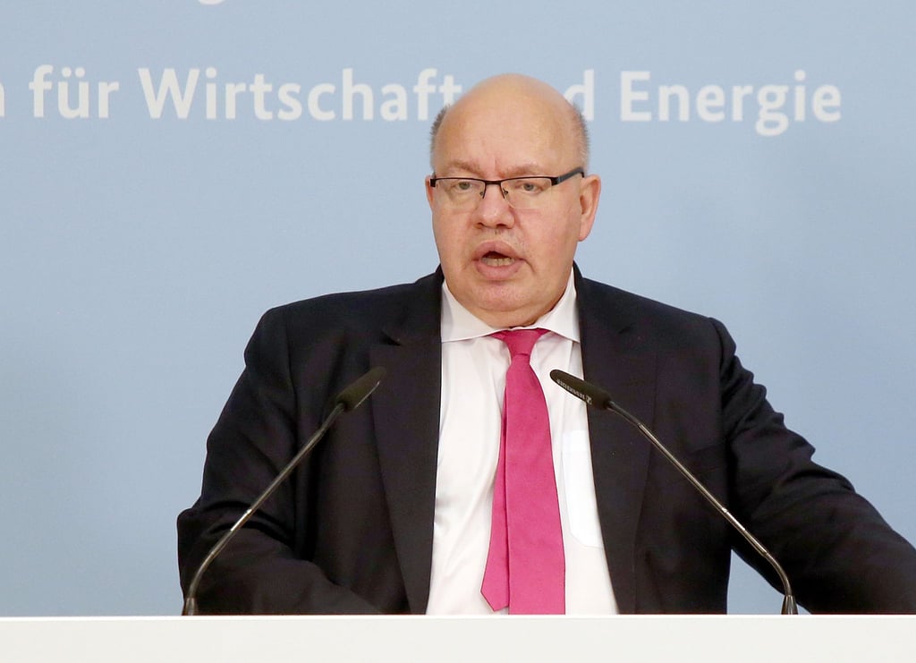 Peter Altmaier (CDU), Bundeswirtschaftsminister, gibt in seinem Ministerium ein Online-Statement ab.