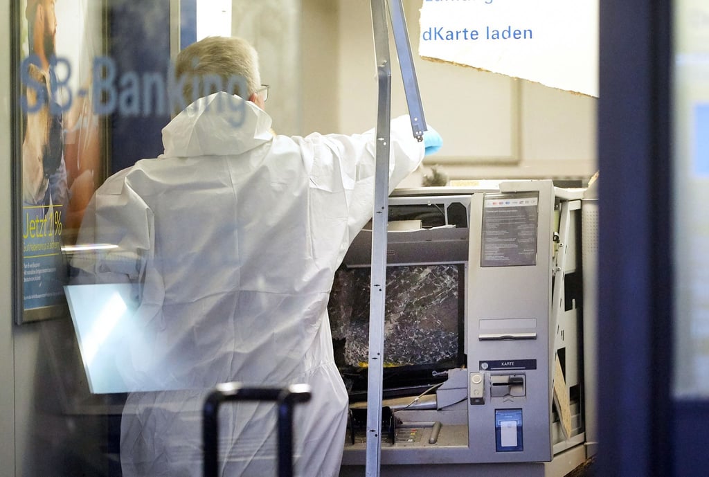 Ein Kripobeamter sichert nach der Sprengung eines Geldautomaten Spuren.