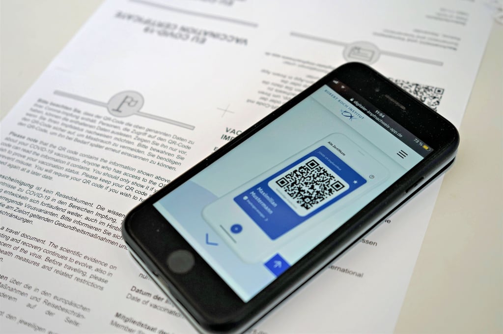 Den QR-Code scannen und fertig: Schon ist der Impfnachweis auf dem eigenen Smartphone. Er genügt aber auch analog auf Papier.
