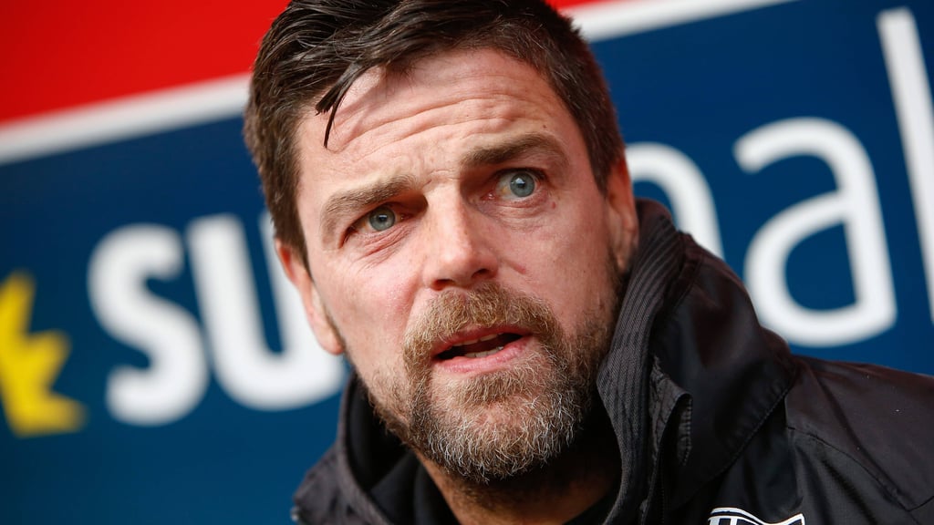 Torsten Ziegner, hier noch auf der HFC-Trainerbank, übernimmt die Würzburger Kickers zur neuen Drittliga-Saison.