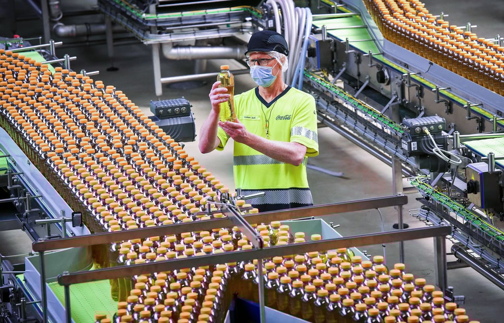 Prüfender Blick: Schichtleiter Torsten Saß kontrolliert eine Flasche Eistee auf der neuen Abfüllanlage.