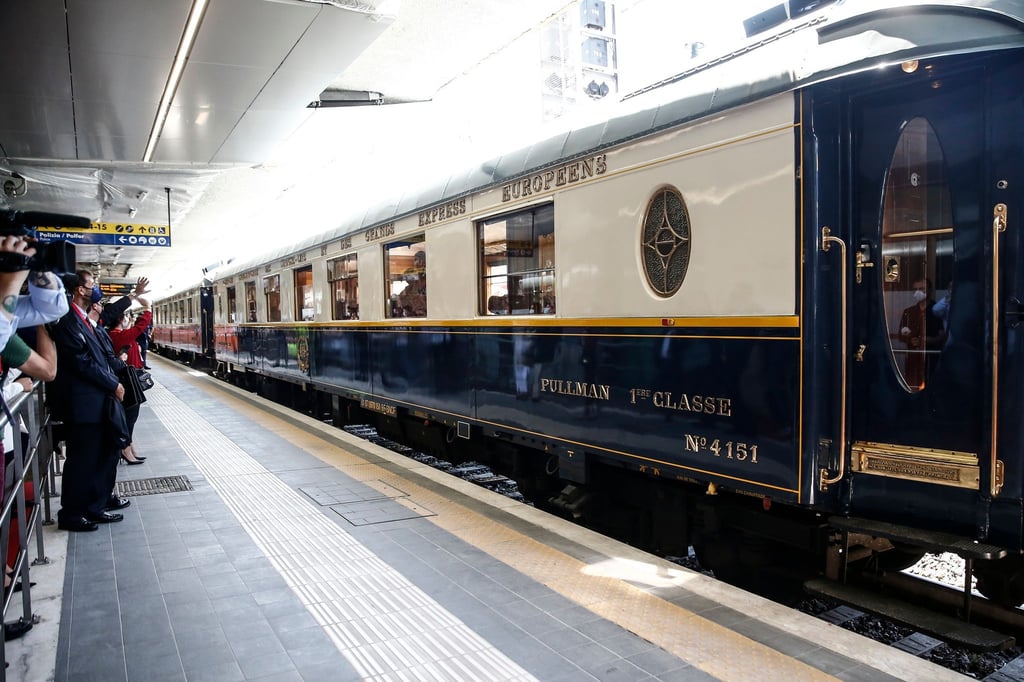 Ein Luxuszug "La Dolce Vita" steht am Bahnhof Roma Ostiense. Die Bahn in Italien plant neue Luxuszüge, die Touristen ab 2023 in edlen Waggons bei mehrtägigen Reisen durch das Land gondeln sollen.