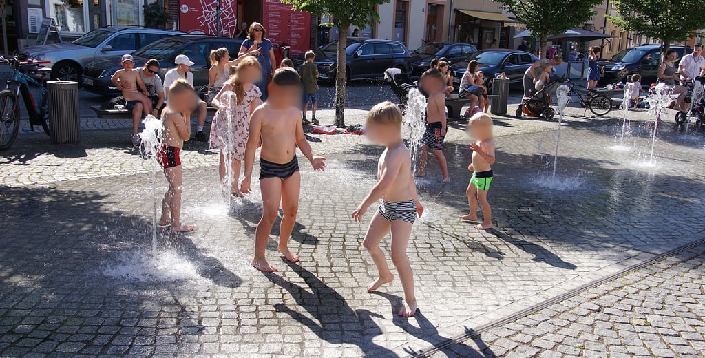 Der Springbrunnen auf dem Markt in Stendal ist bei Kindern beliebt, um zu planschen.